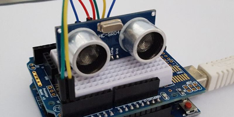 Arduino mit Prortotyping Board und SR04 Verkabelung perspektivisch