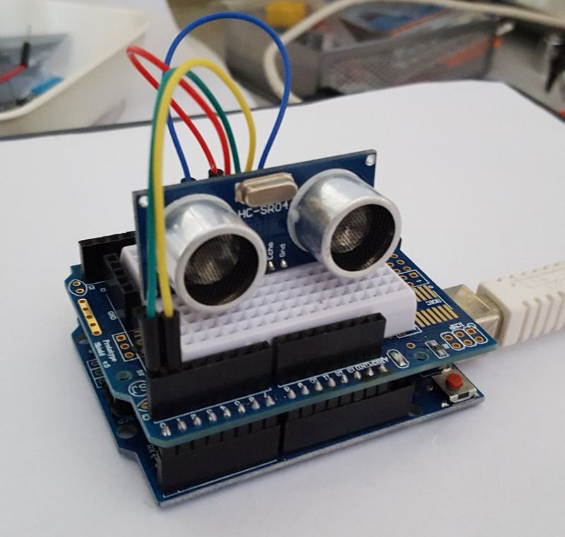 Arduino mit Prortotyping Board und SR04 Verkabelung perspektivisch