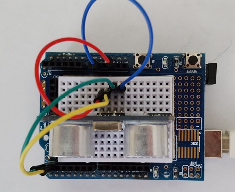 Arduino mit Prortotyping Board und SR04 Verkabelung perspektivisch