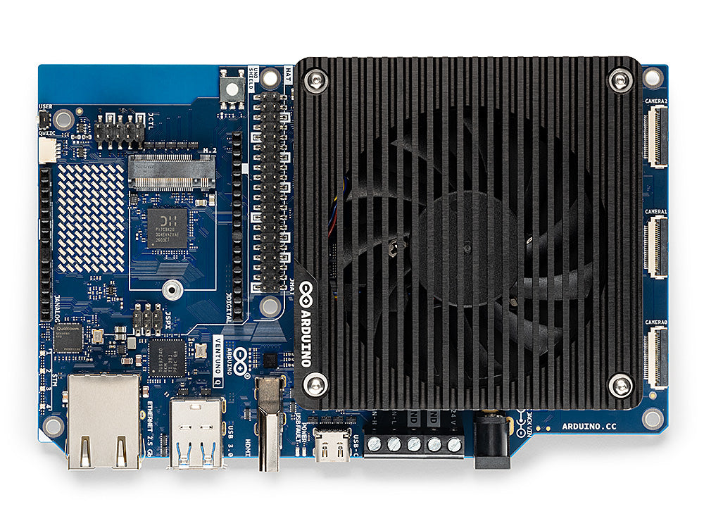 Arduino VENTUNO Q, Oberseite mit Kühler, Kamerabuchsen, M.2-Steckplatz und Pi-Leiste (Bild: Arduino, store.arduino.cc)