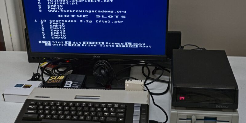 Atari 800XL mit FujiNet (Bild: Logg Tandy, Wikimedia Commons, CC BY 4.0)