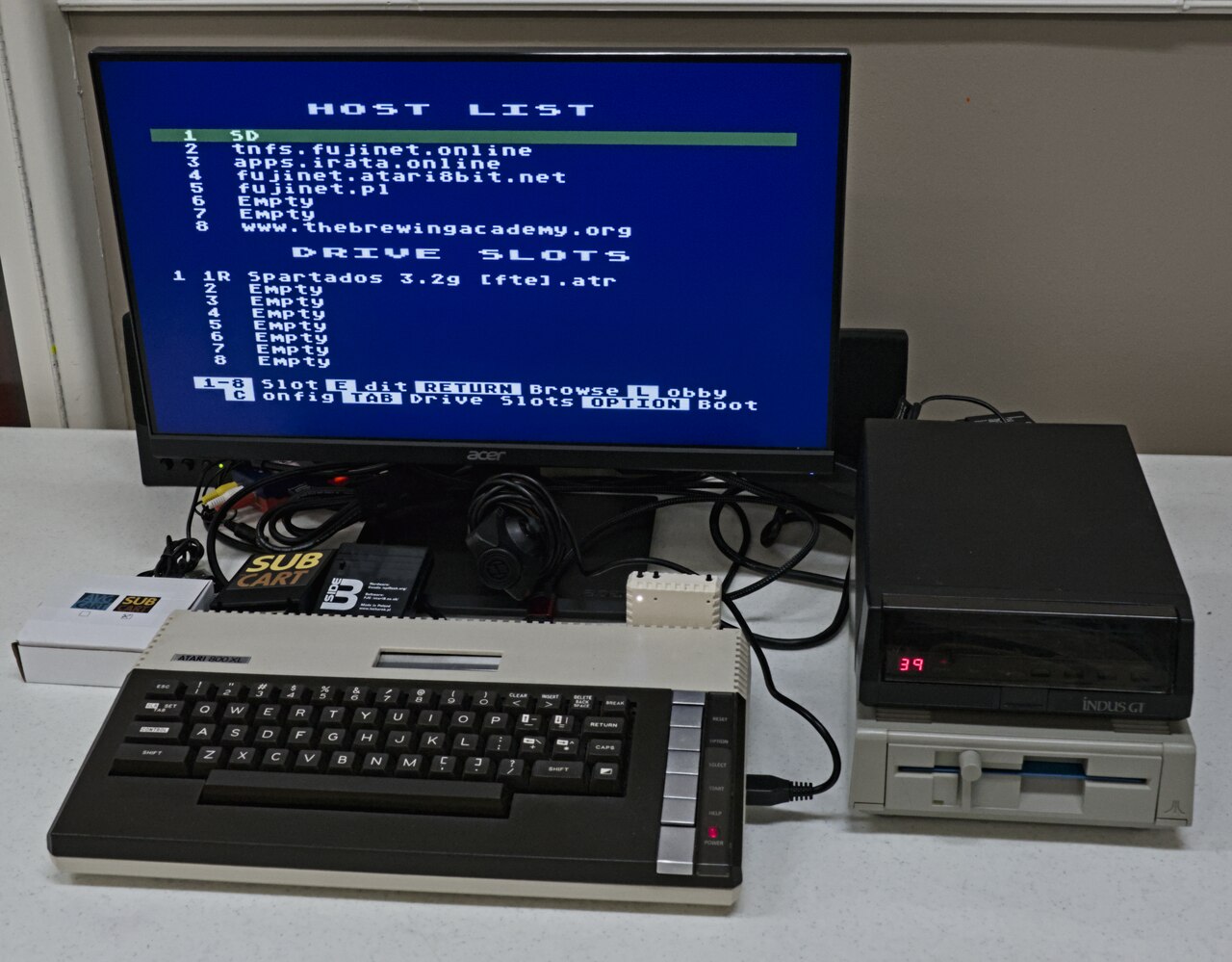 Atari 800XL mit FujiNet (Bild: Logg Tandy, Wikimedia Commons, CC BY 4.0)