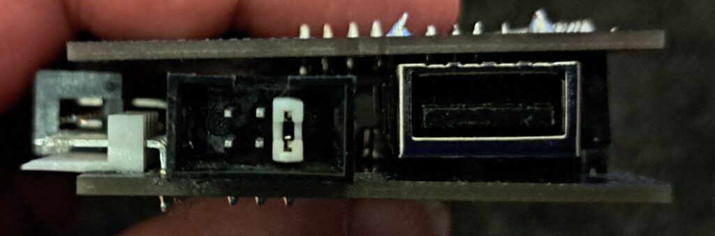 Mini Floppy Emulator - Seitenansicht mit Drive-Select-Jumper und USB-Buchse
