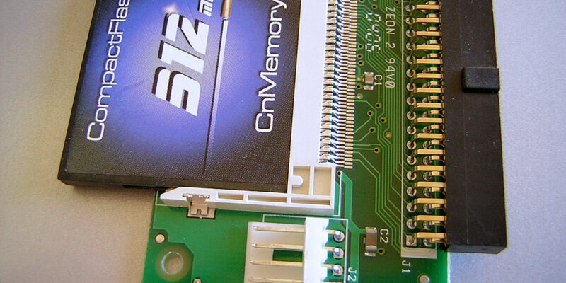 IDE-zu-CompactFlash-Adapter mit 512-MB-Karte (Bild: MOS6502, Wikimedia Commons, gemeinfrei)
