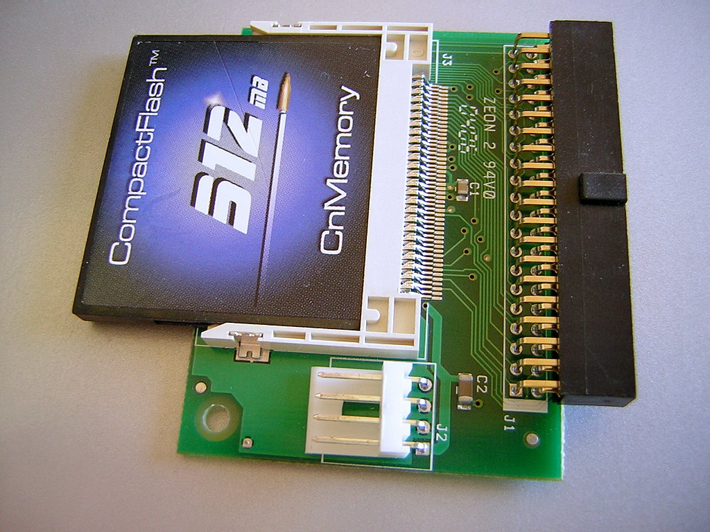 IDE-zu-CompactFlash-Adapter mit 512-MB-Karte (Bild: MOS6502, Wikimedia Commons, gemeinfrei)