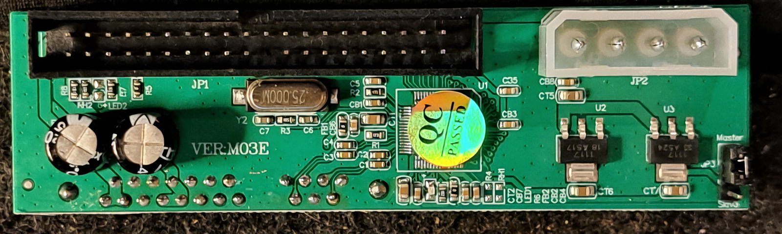 IDE-zu-SATA-Adapter VER:M03E - Oberseite mit IDE-Stecker, Molex und Master/Slave-Jumper