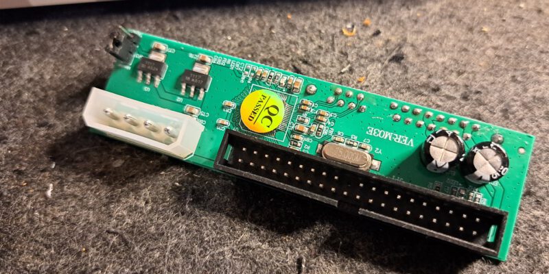 IDE-zu-SATA-Adapter VER:M03E - Oberseite schräg mit IDE-Stecker, Quarz und Spannungsreglern