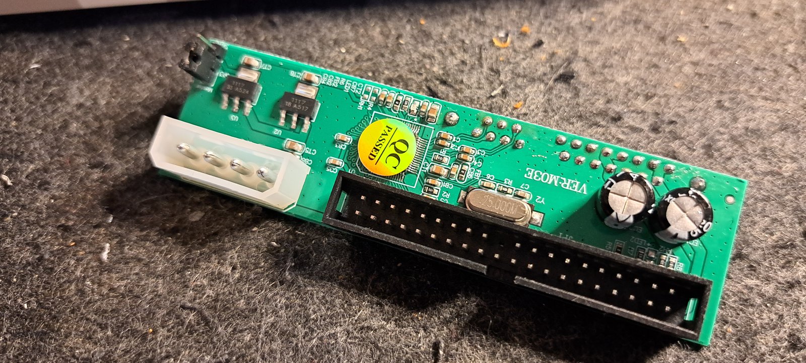 IDE-zu-SATA-Adapter VER:M03E - Oberseite schräg mit IDE-Stecker, Quarz und Spannungsreglern