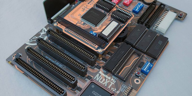 PC/104-SVGA-Modul mit Trident-Chip, aufgesteckt auf das NuXT-v2.0-Mainboard (Bild: Monotech PCs, Shop monotech.fwscart.com, Lizenz nicht angegeben)