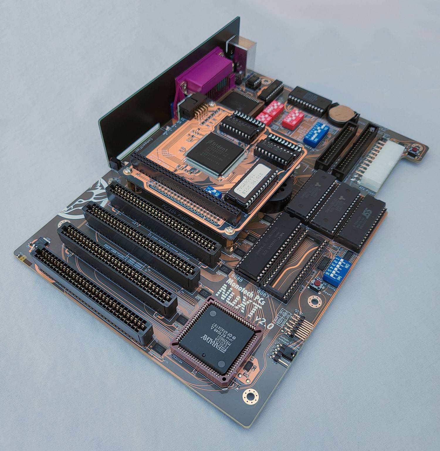 PC/104-SVGA-Modul mit Trident-Chip, aufgesteckt auf das NuXT-v2.0-Mainboard (Bild: Monotech PCs, Shop monotech.fwscart.com, Lizenz nicht angegeben)