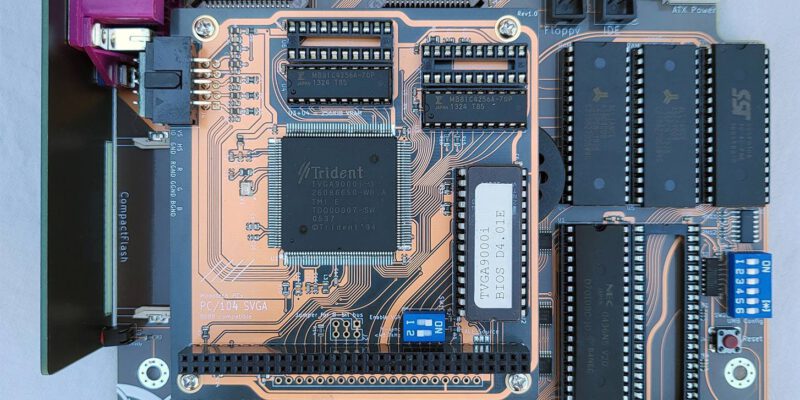 NuXT v2.0 von oben, links das aufgesteckte PC/104-SVGA-Modul (Bild: Monotech PCs, Shop monotech.fwscart.com, Lizenz nicht angegeben)