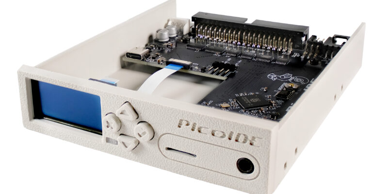 PicoIDE Deluxe mit Frontpanel im 3,5-Zoll-Gehäuse, schräg von vorne