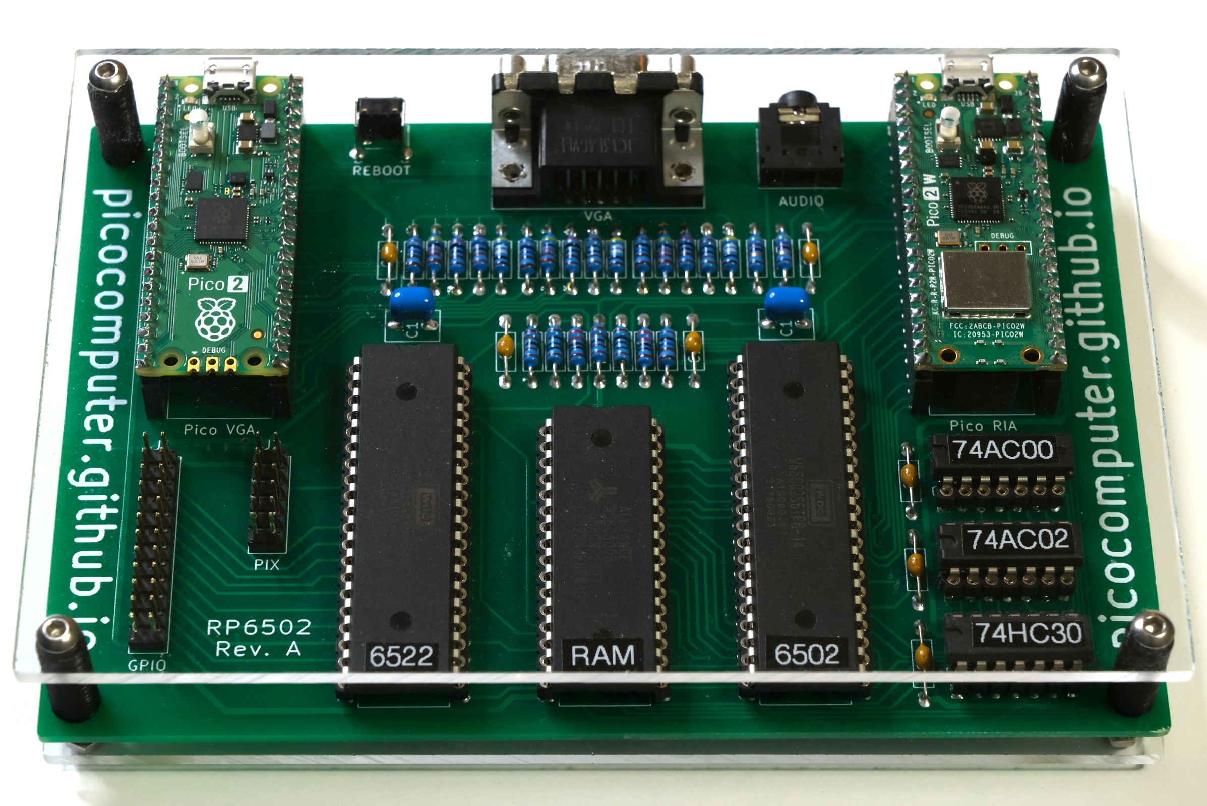Picocomputer 6502 RP6502 Rev. A mit Pico 2 (VGA) und Pico 2 W (RIA) im Acryl-Sandwich (Bild: Rumbledethumps, picocomputer.github.io)