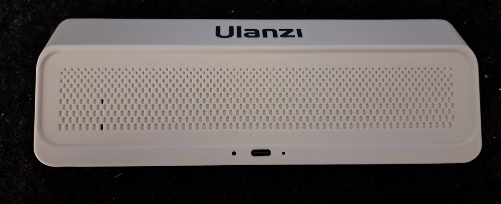 Rückseite der TC001 mit Lautsprechergitter, USB-C-Buchse und zwei kleinen Löchern