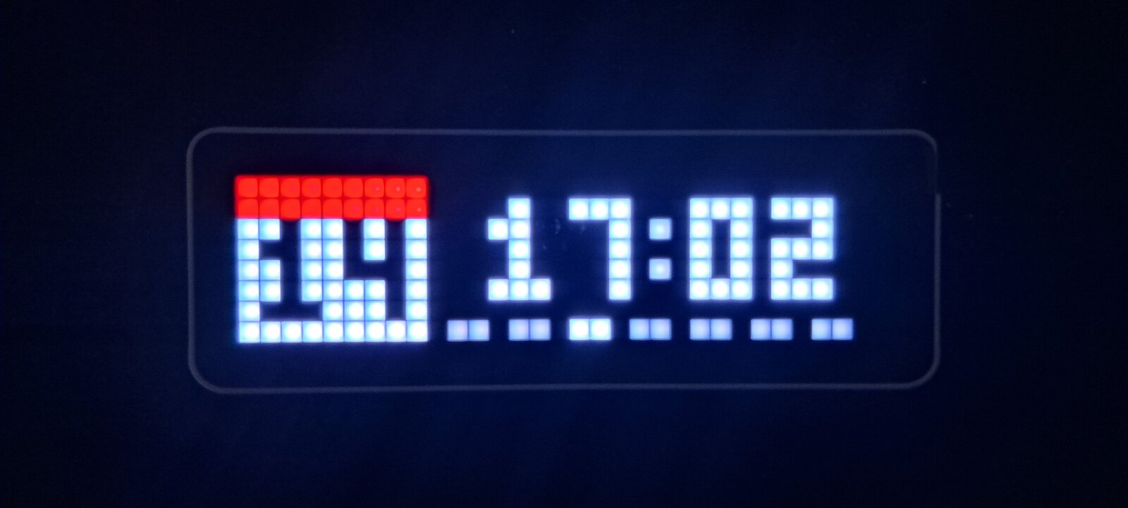 Foto der Uhr mit AWTRIX NG: Kalendersymbol und 17:02