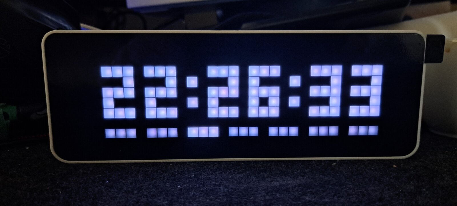 Pixelanzeige der Werksfirmware: Uhrzeit 22:26:33